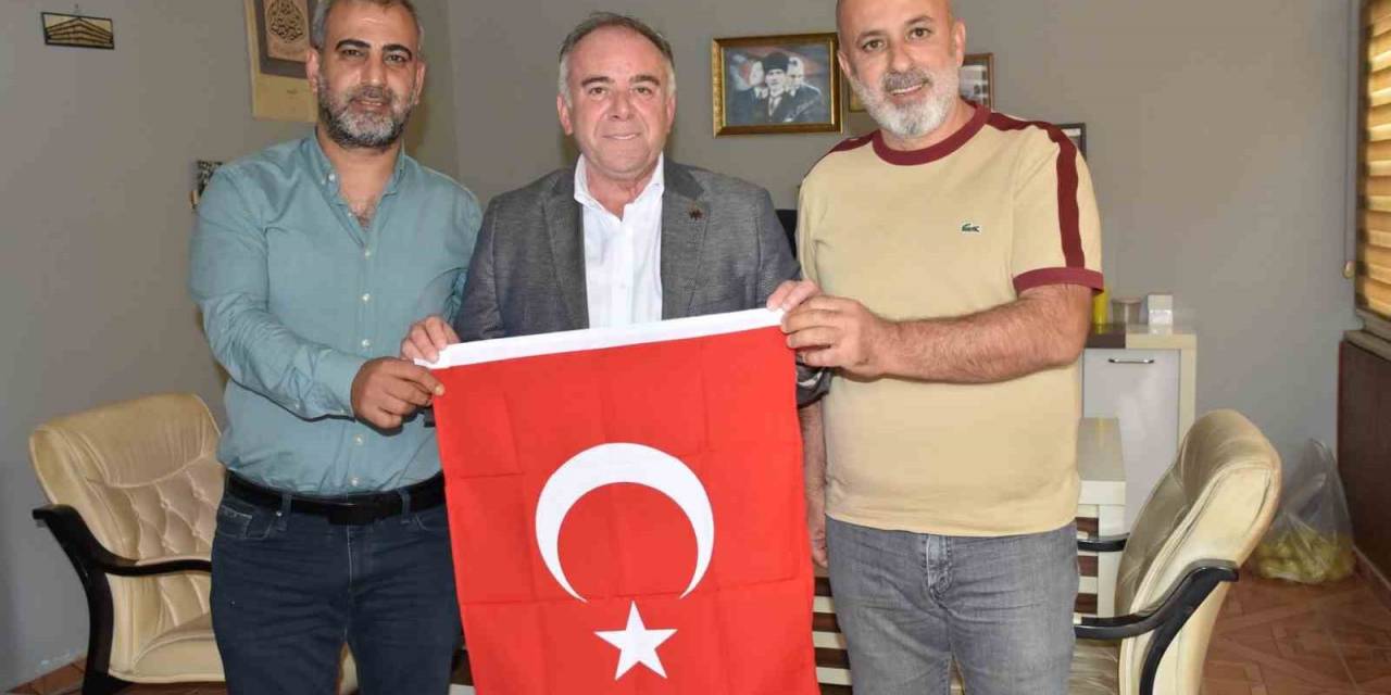 Başkan Öndeş Türk Bayrağı Dağıttı