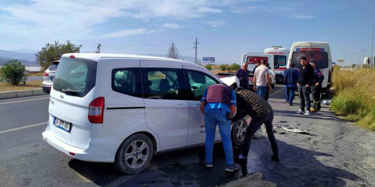 Buharkent’te Trafik Kazası: 3 Yaralı