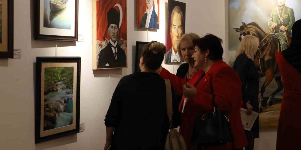 "Cumhuriyet Ve Biz" Sergisi Sanatseverlerin Beğenisine Sunuldu