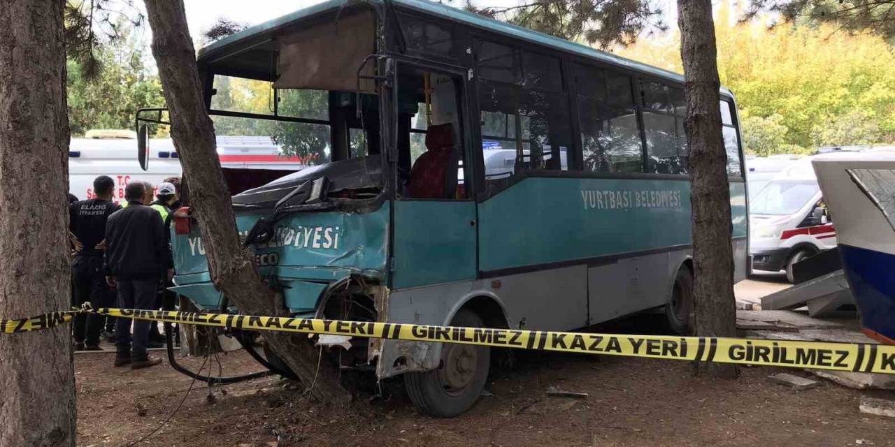 Freni Patlayan Midibüs 2 Aracı Biçip Parka Daldı: 1’i Ağır, Çoğu Öğrenci 27 Yaralı