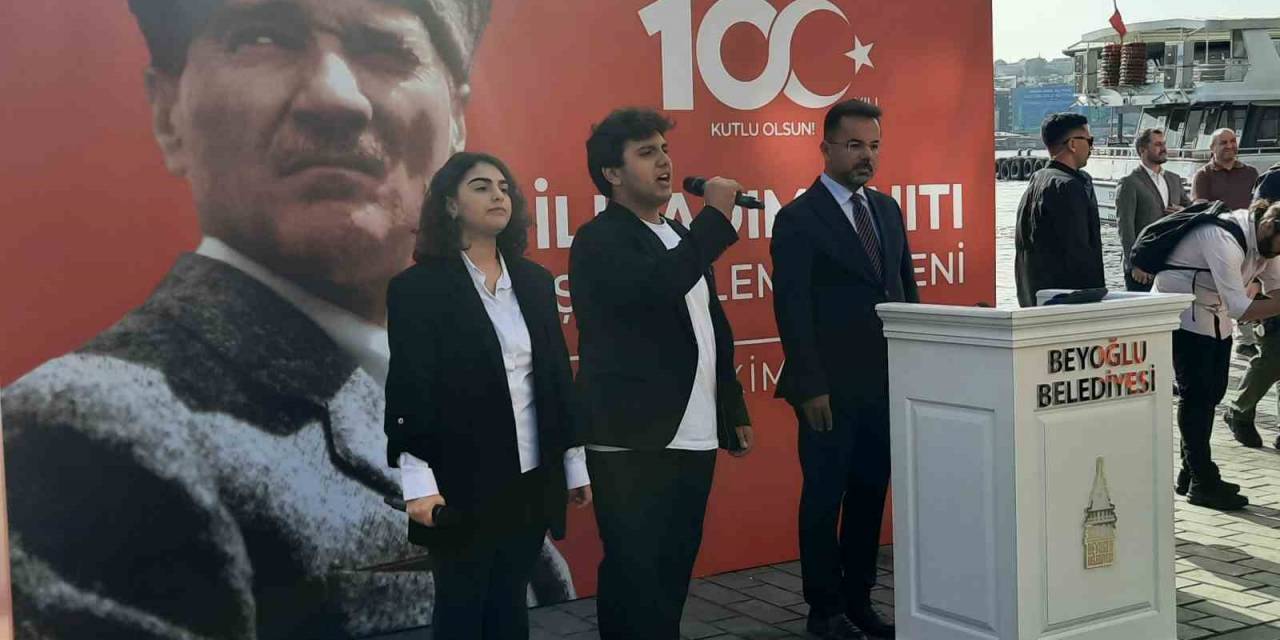 Beyoğlu Karaköy Rıhtımı’na ’ilk Adım Anıtı’ Yerleştirildi