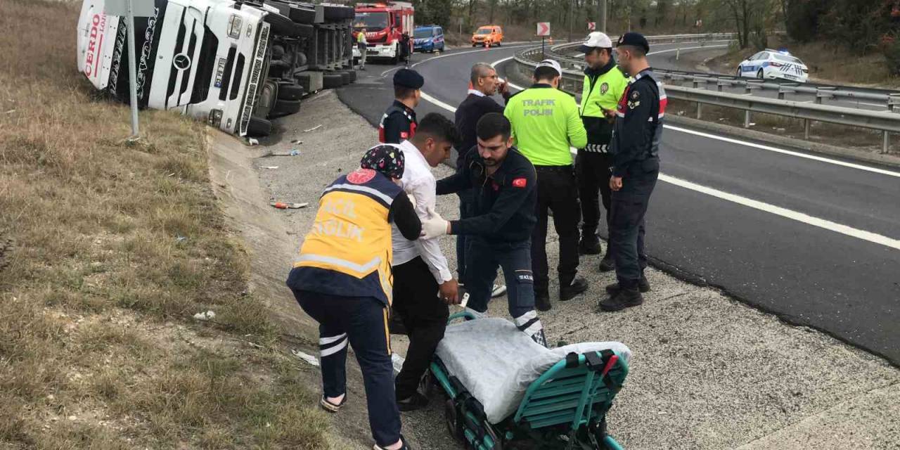 Virajı Alamayan Tır Devrildi: 2 Yaralı