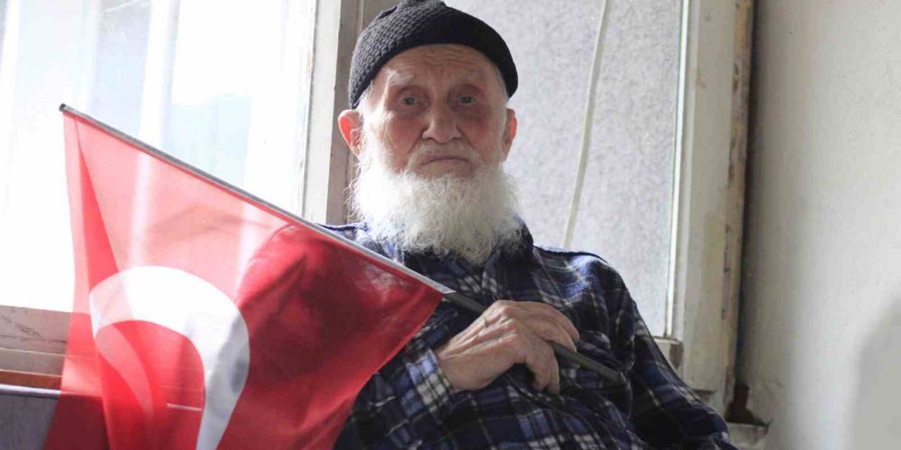 100 Yaşındaki Recep Dede, Cumhuriyet’le Aynı Yaşta Olmanın Mutluluğunu Yaşıyor