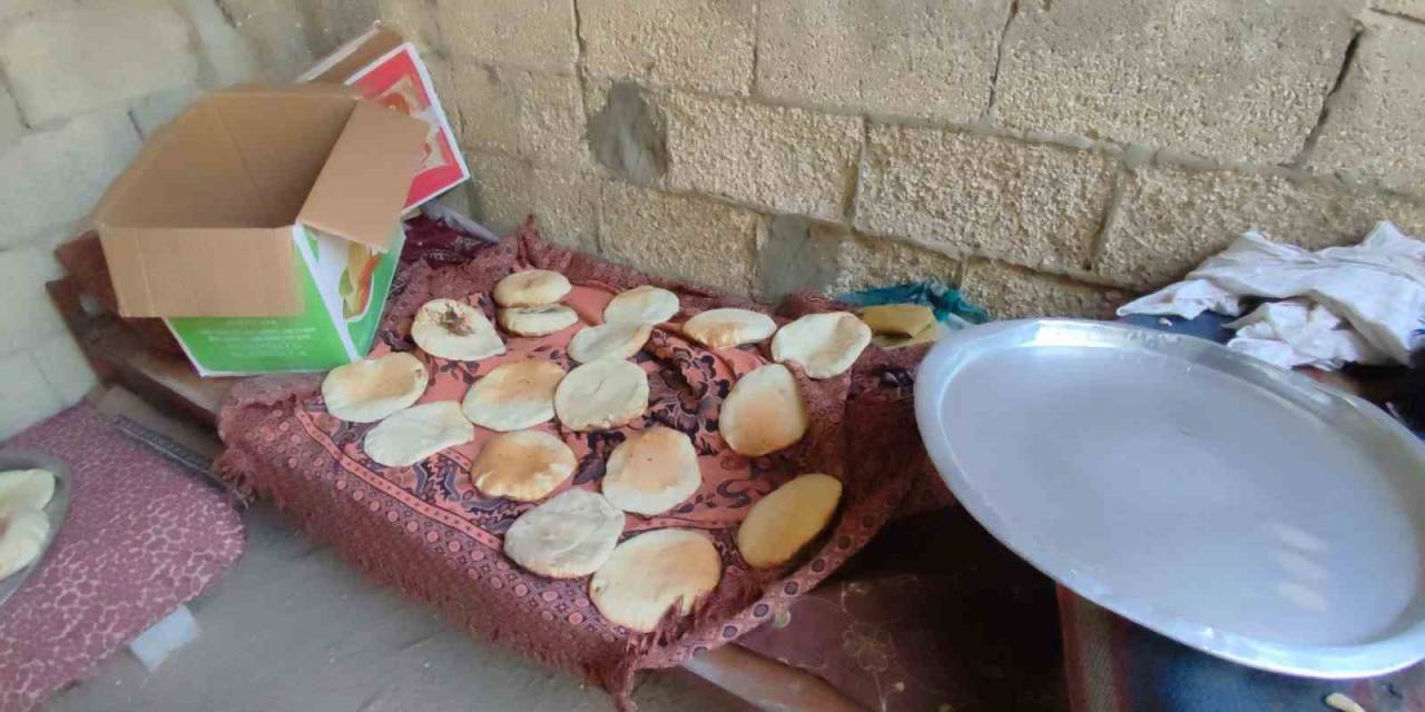 Filistinli Aile Gazze Şeridi’ndeki Ekmek Krizini Çözmek İçin Kil Fırın Kullanmaya Başladı