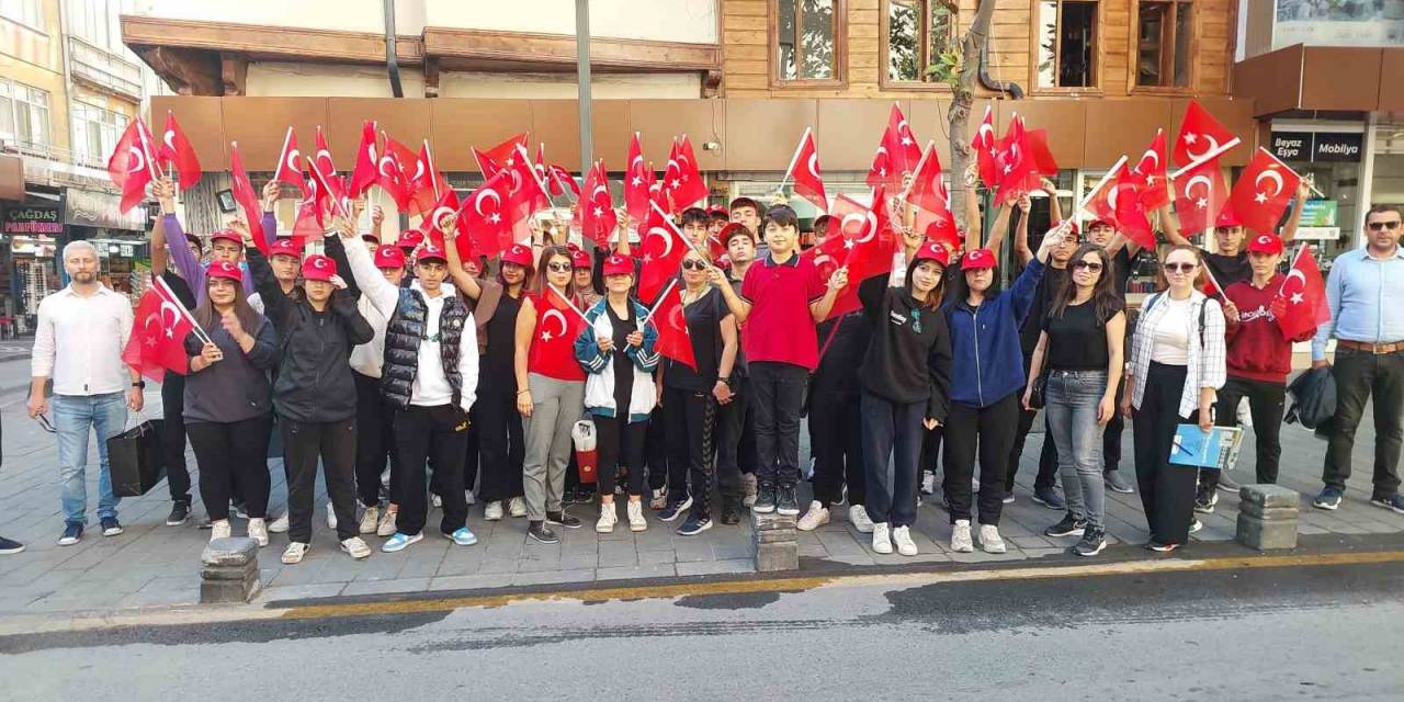 Balıkesir’in Caddeleri Kırmızı Beyaza Büründü