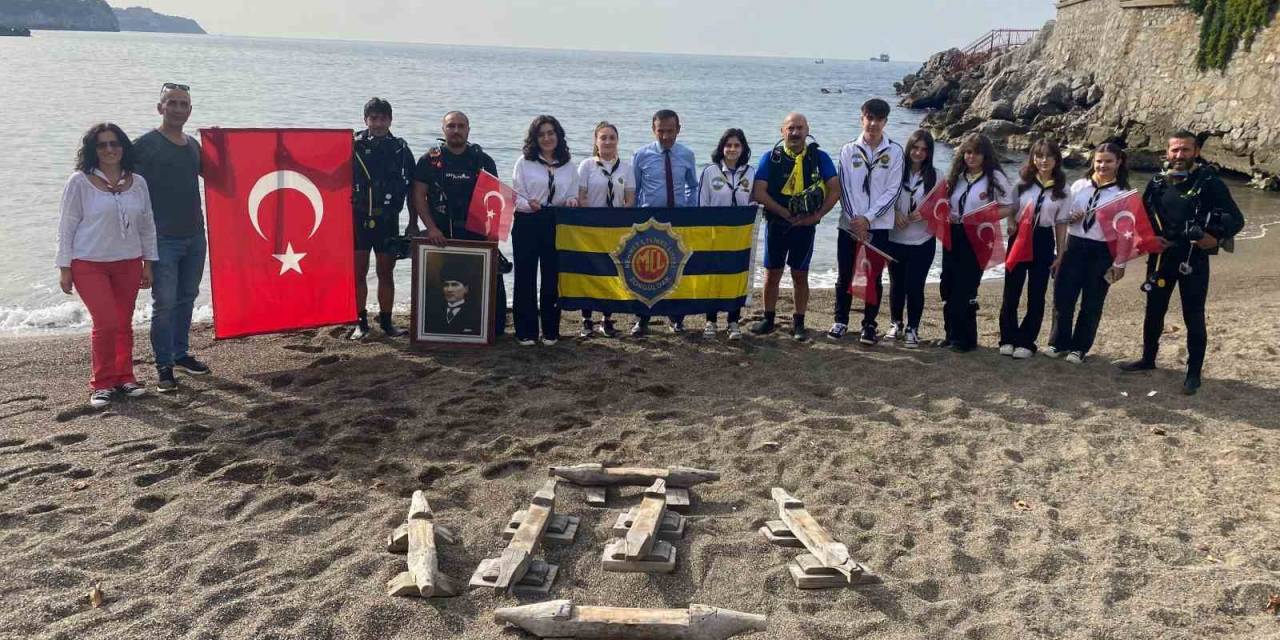 Cumhuriyet’in 100. Yılında Deniz Altında Bayrak Açtılar