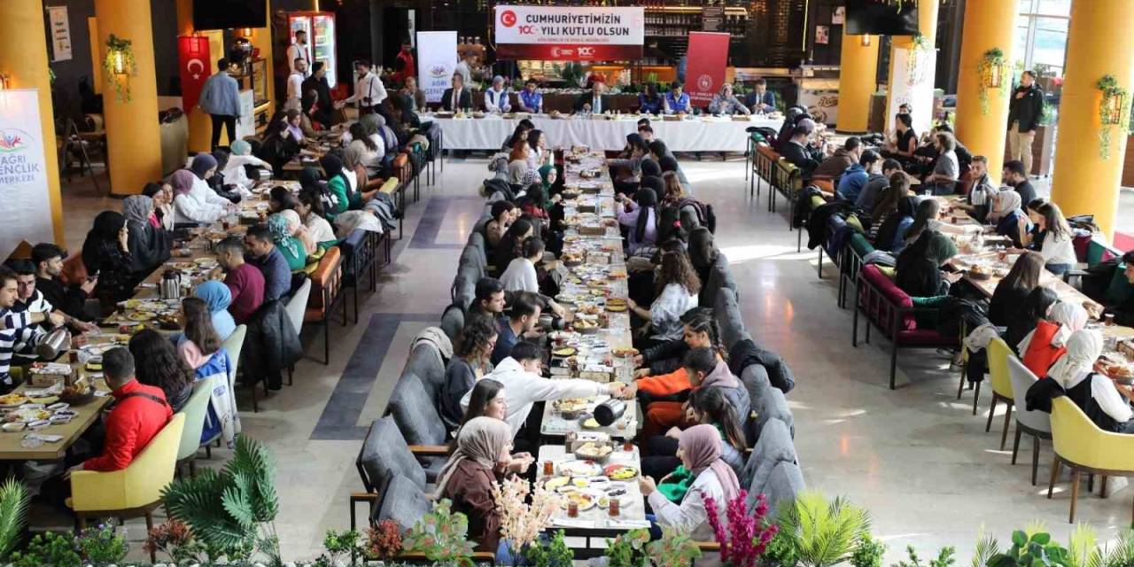 Ağrı Valisi Koç, Cumhuriyetin 100. Yılında Gençlerle Bir Araya Geldi