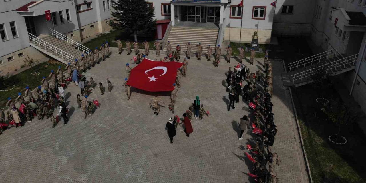 Kamuflaj Giyen Minikler Jöh Komutanlığına Yürüyüdü