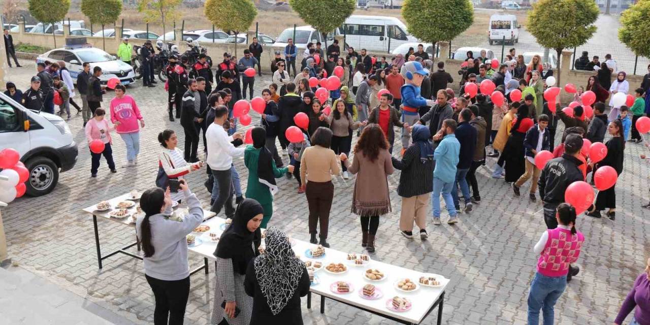 Ağrı’da Cumhuriyet’in 100’üncü Yılında Polis Araçları Öğrencilerle Buluştu