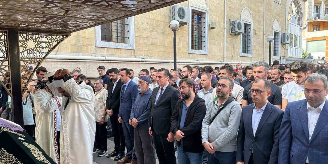Asansör Faciasında Hayatını Kaybeden Zeren, İstanbul’da Göz Yaşları Arasında Toprağa Verildi