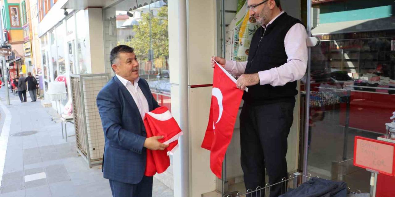 Havza’da Vatandaşlara Bayrak Dağıtıldı