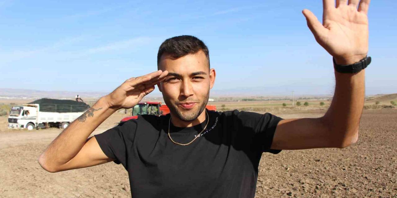 Genç Çiftçiden Tarlasına ’cumhuriyet’ Yazarken Kendisini Görüntüleyen Helikopterdeki Mehmetçiğe Selam