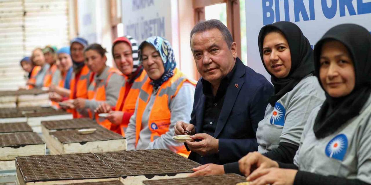 Başkan Böcek’ten Personeline 100. Yıl İkramiyesi