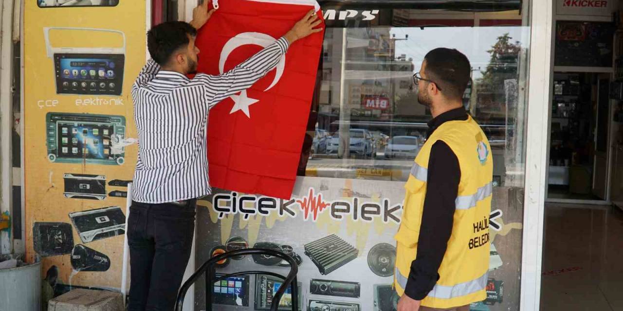 Haliliye Belediyesi Bayrak Dağıttı