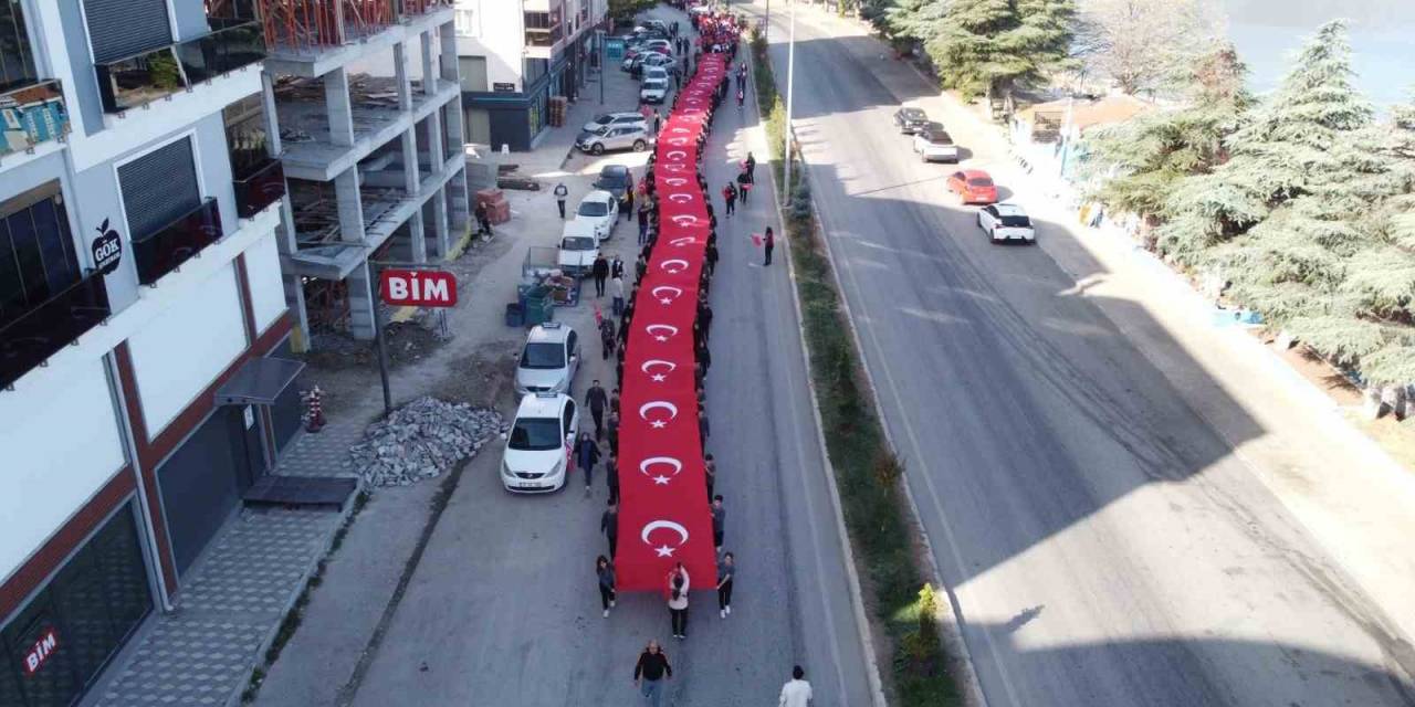Isparta’da 100 Metre Uzunluğunda Türk Bayrağı İle Cumhuriyet Coşkusu