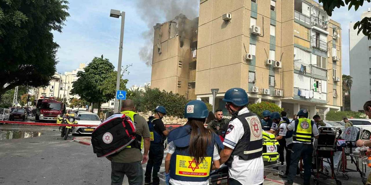 Tel Aviv’e Roketli Saldırı: 3 Yaralı