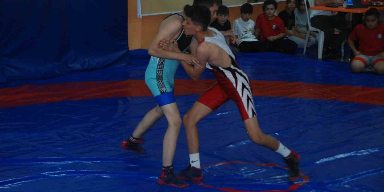 Akşehir’de Pehlivanlar 100. Yıl Şerefine Güreşti