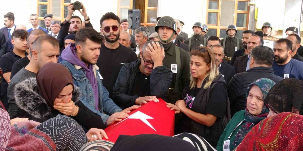 Şehide Yürek Yakan Veda: Ailesi Tabutuna Sarılıp Gözyaşı Döktü