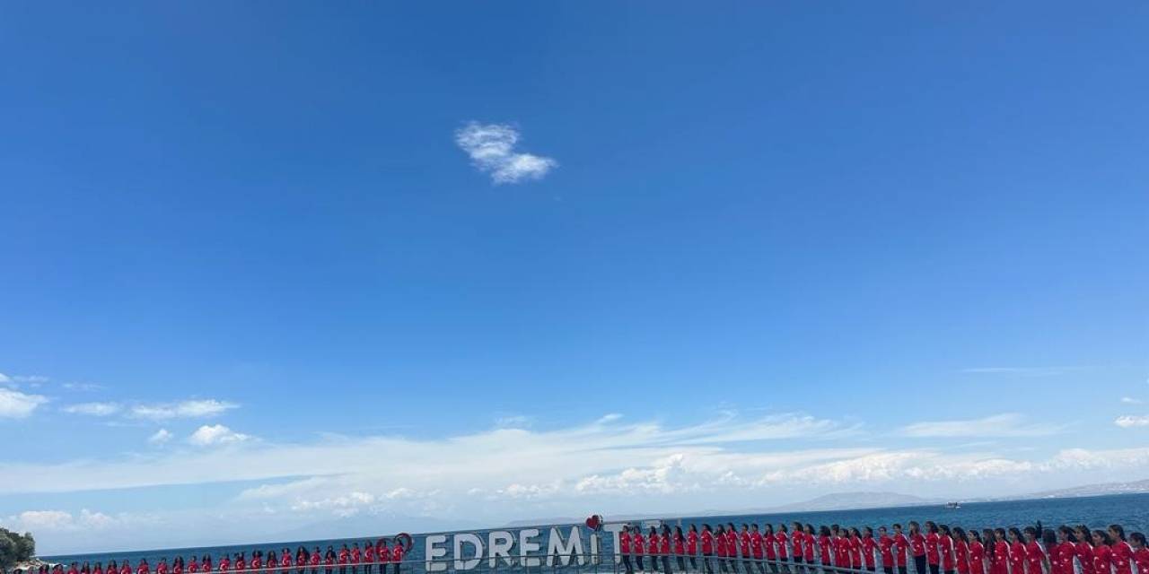 100 Kızla Renkli 100. Yıl Kutlaması