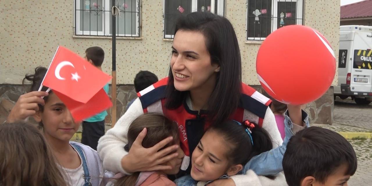 Kadın Komutanlar Cumhuriyet’in 100. Yılında Köy Çocuklarının Gönlüne Dokundu