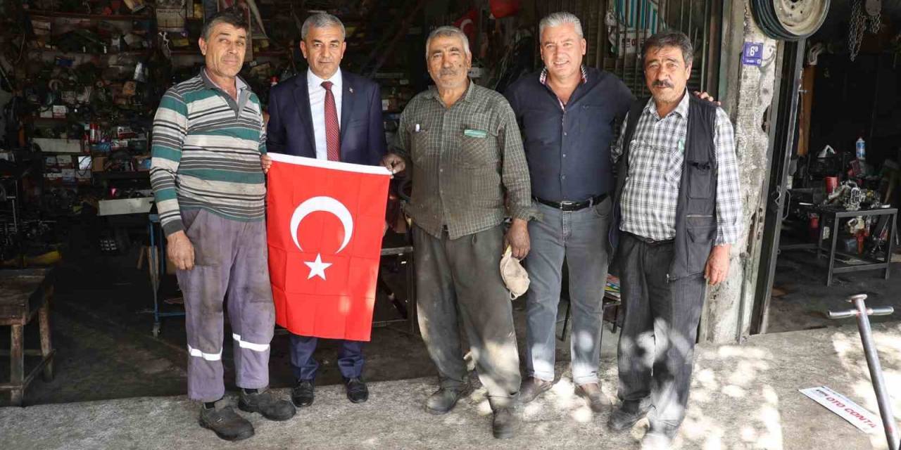 Başkan Kaplan, Minibüsçü Ve Sanayi Esnafına Bayrak Dağıttı