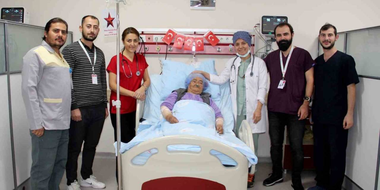Kayseri Devlet Hastanesinin Gururu: Cumhuriyet İle Yaşıt Teyzeyi Taburcu Ettiler