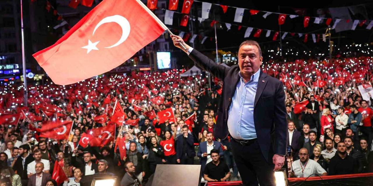 Antalya Valisi Şahin: "Yaşasın Millet, Yaşasın Devlet, Yaşasın Cumhuriyet"