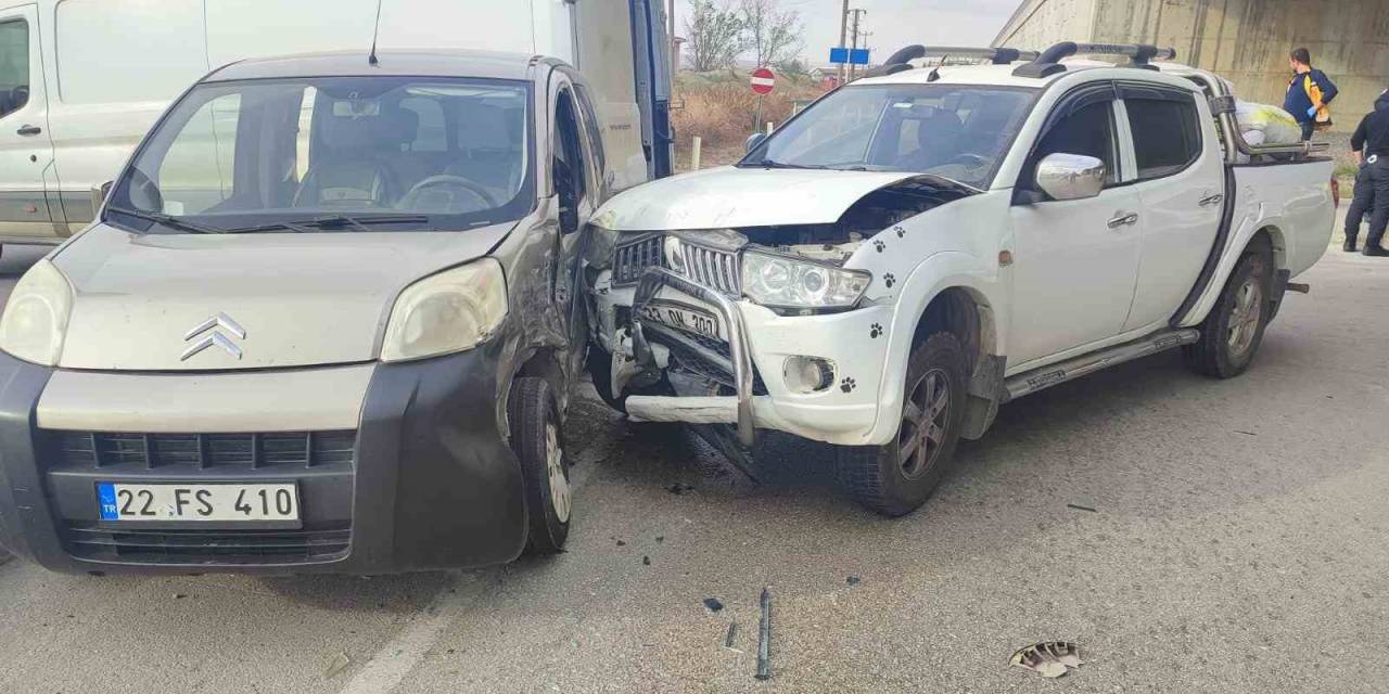 Keşan’da Kamyonet İle Hafif Ticari Araç Çarpıştı: 2 Yaralı