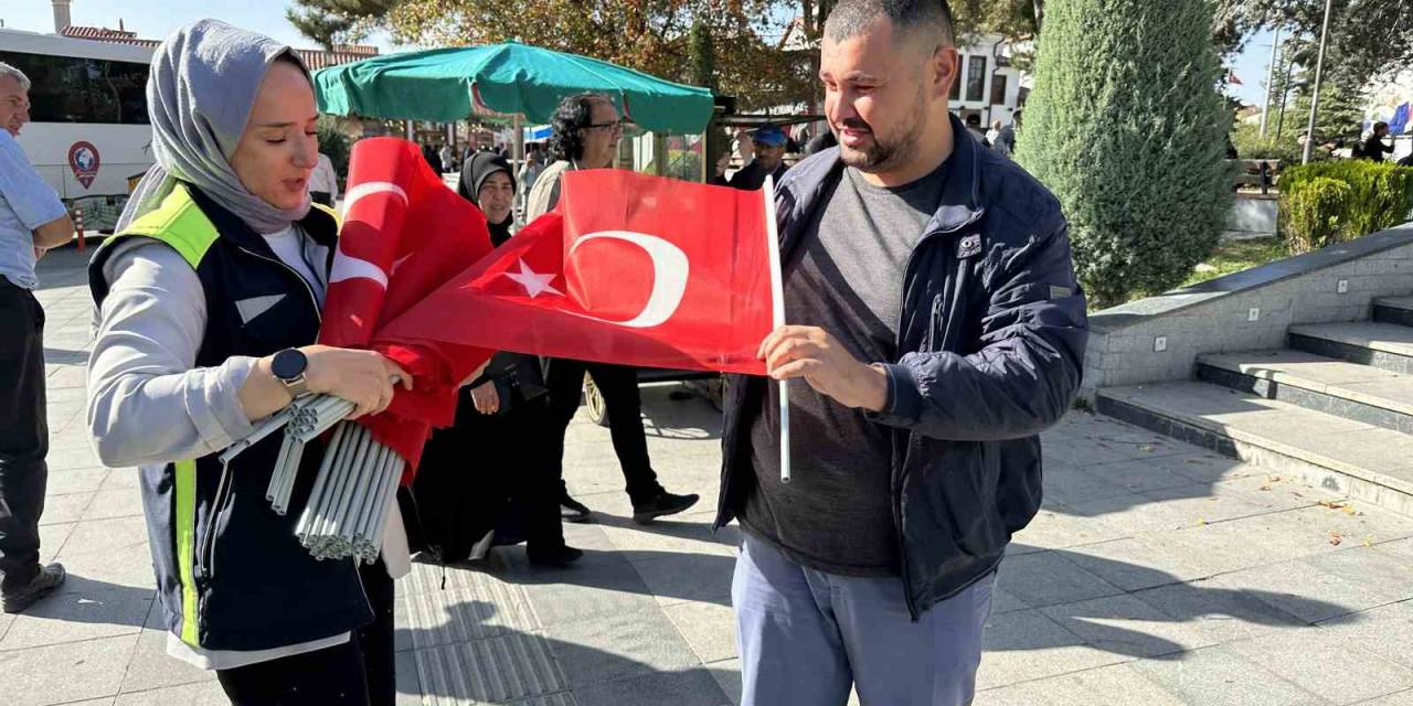 Çorum’da Belediye Kenti Bayraklarla Donatıyor