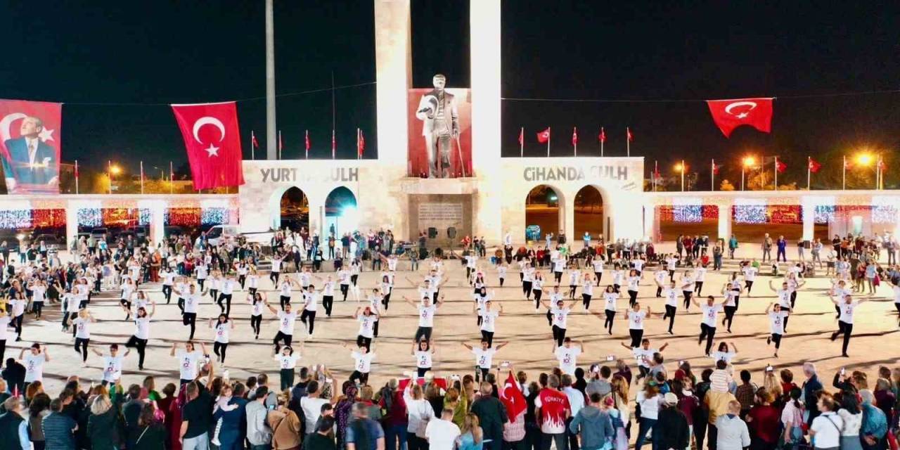 Cumhuriyetin 100. Yılında Didim’de 100 Kişiyle Zeybek Gösterisi