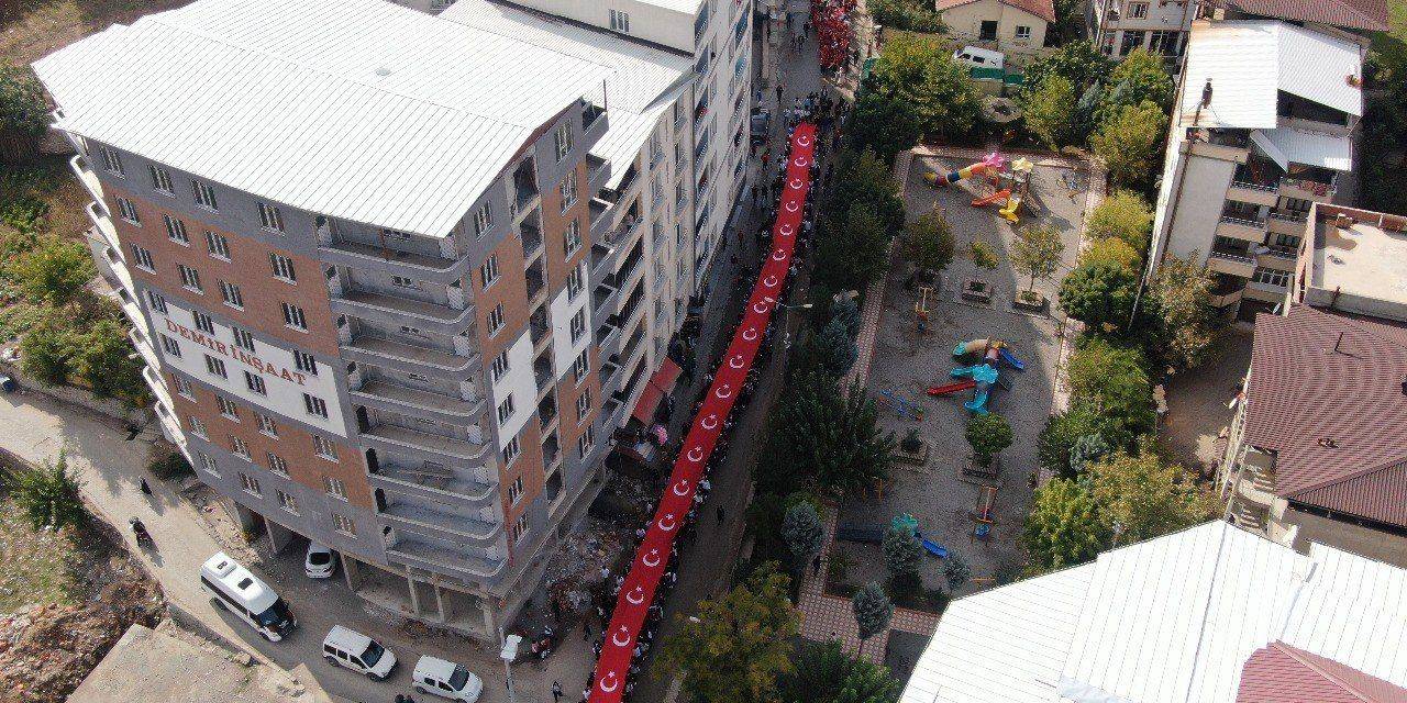 Mereto Dağı Eteklerinde Dev Türk Bayrağı Eşliğinde 100. Yıl Yürüyüşü