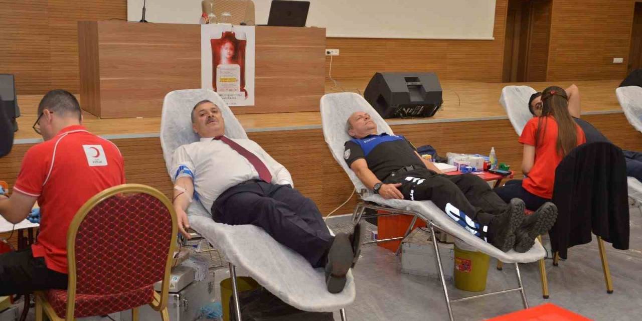 Antalya Polisinden Cumhuriyetin 100. Yılı Etkinliklerinde Kızılay’a Kan Bağışı