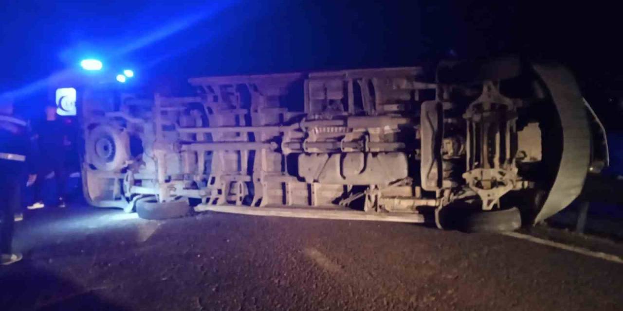 Mardin’de Minibüs İle Hafif Ticari Araç Çarpıştı: 6 Yaralı