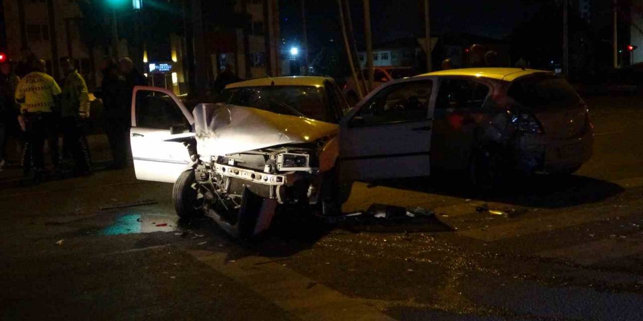 Kırmızı Işıkta Bekleyen Otomobile Çarptı, Aracını Bırakıp Kaçtı