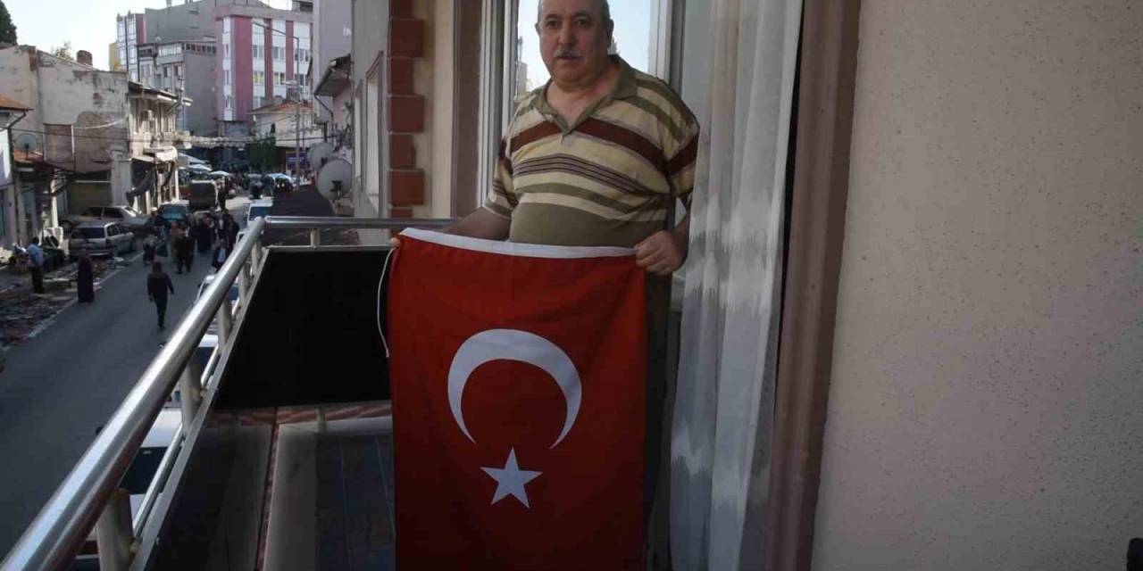 "Bayrak Asan Dayı" 100. Yıl İçin Balkonda