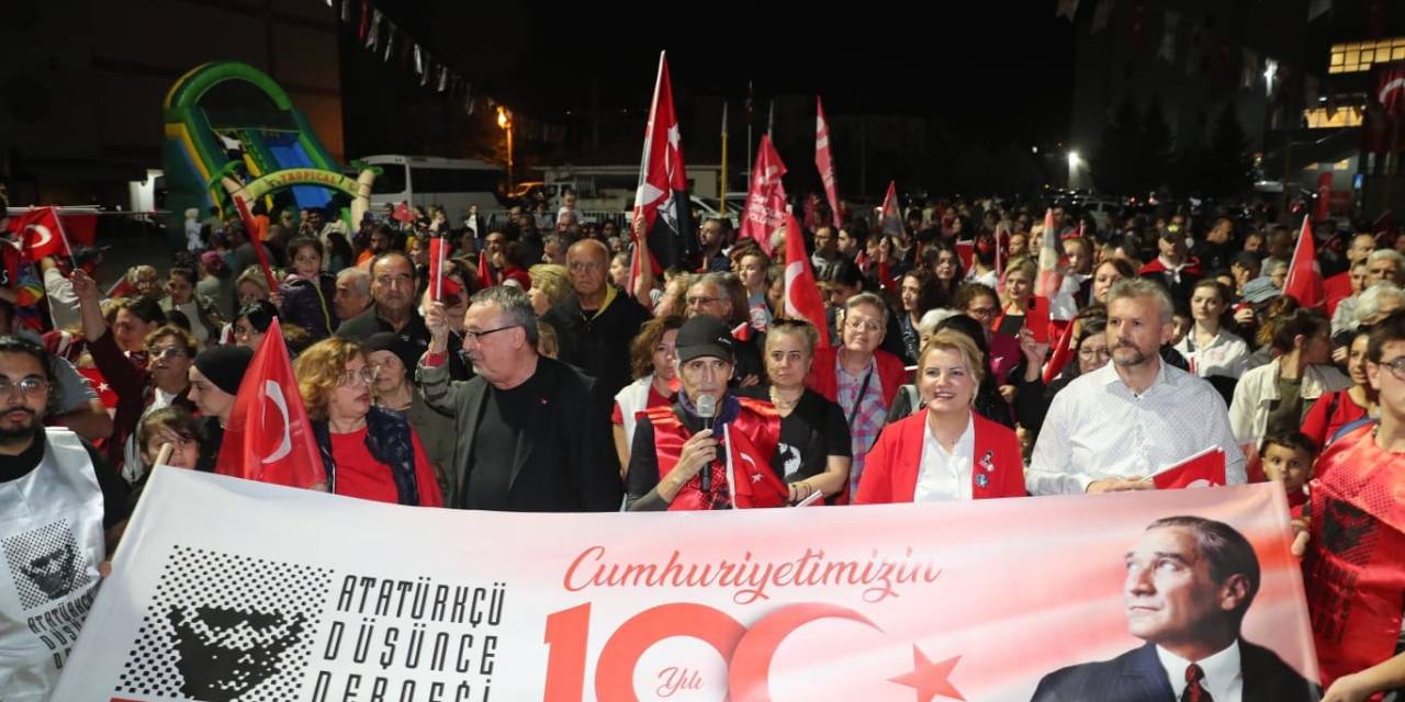 Cumhuriyetin 100. Yılında İzmit Sokaklarında Coşkulu Kutlama