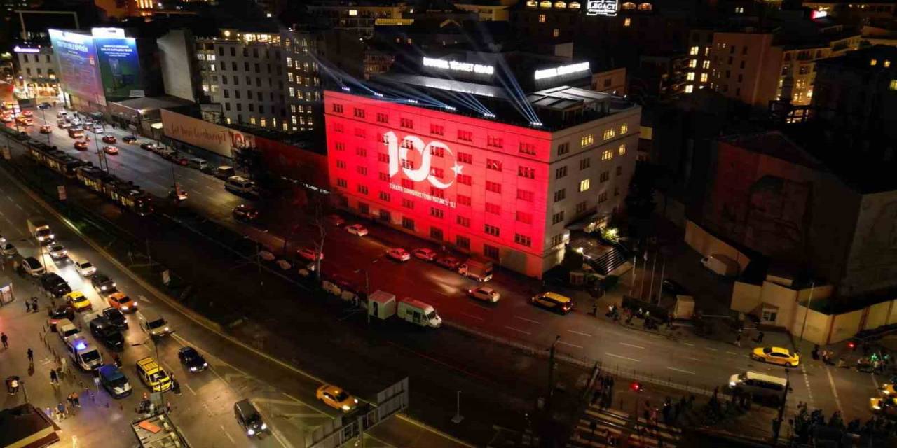 İto’nun Eminönü’ndeki Sembol Binası Cumhuriyet’in 100. Yılı Dolayısıyla Türk Bayrağıyla Aydınlatıldı