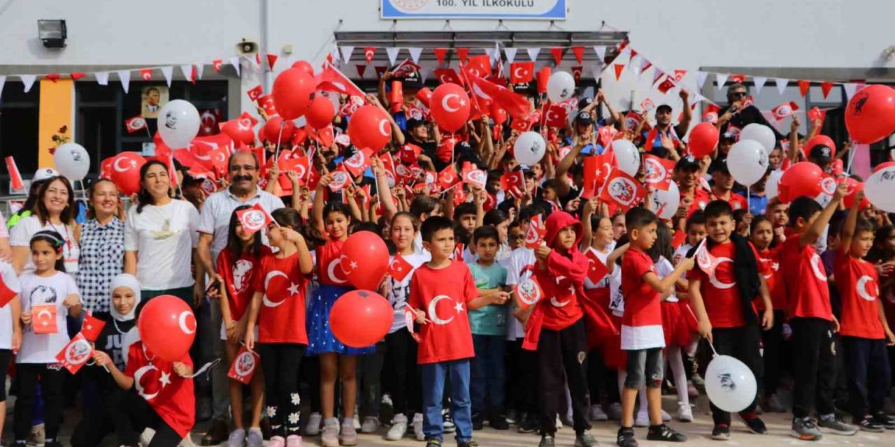 Polisler, Çocuklarla Cumhuriyet’in 100. Yılını Kutladı