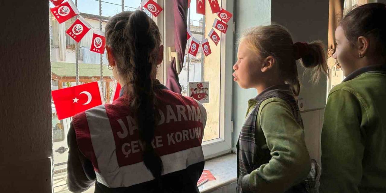 Jandarma Ekipleri Okulu Bayraklarla Süsledi