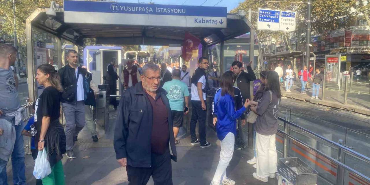Tramvay Arızalandı, Vatandaşlar Yürümek Zorunda Kaldı