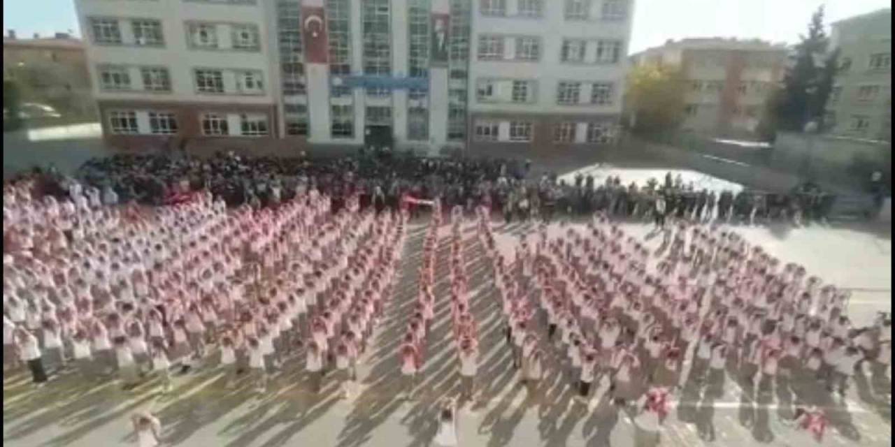 Başkent’te Öğrencilerden Cumhuriyet Koreografisi