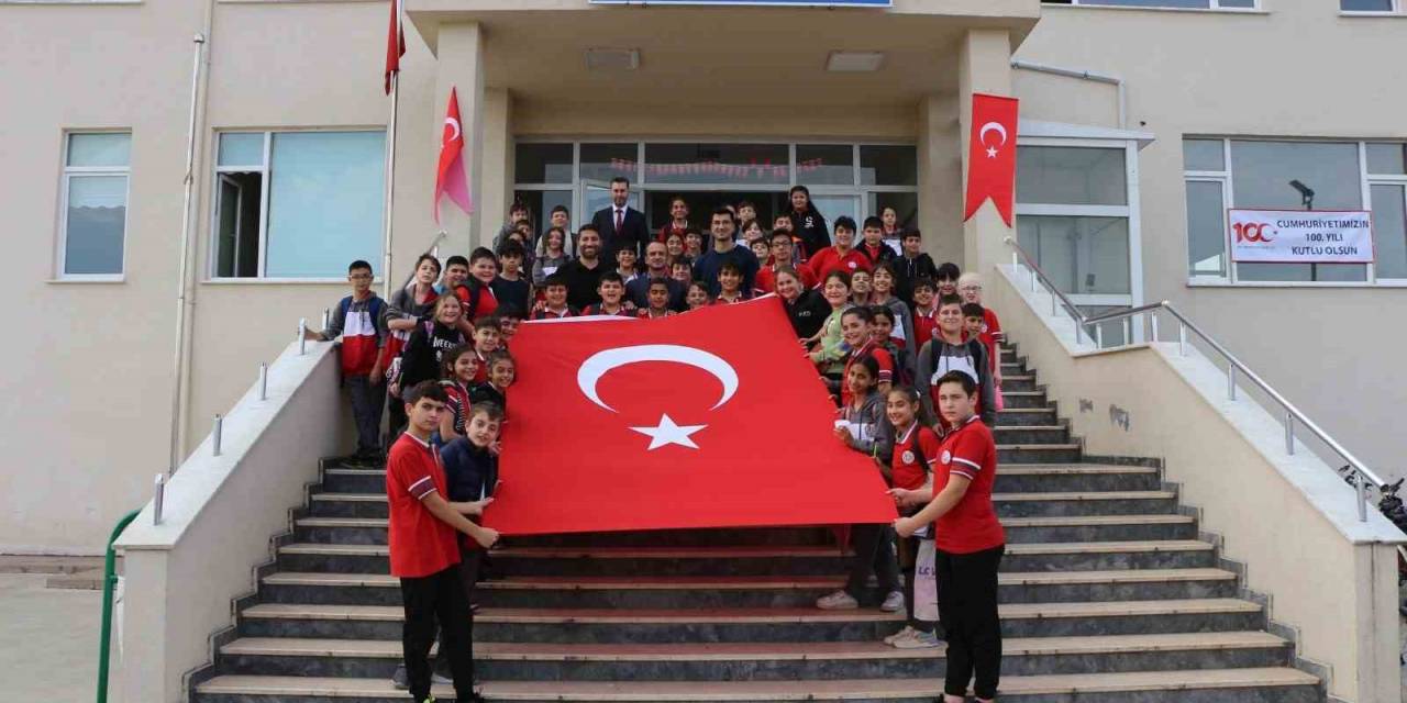 Okul Sahasına File Takıldı