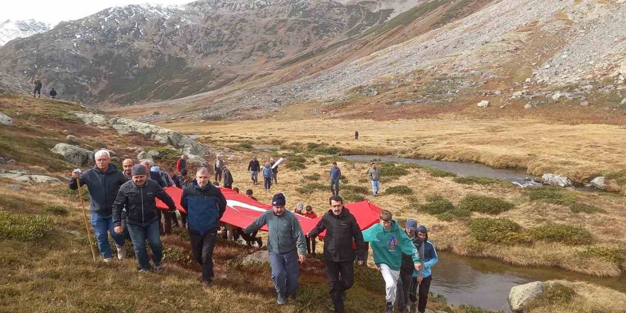 Cumhuriyet’in 100. Yılında 2 Bin 500 Rakımdaki Şelaleye Yürüyüş Düzenlendi