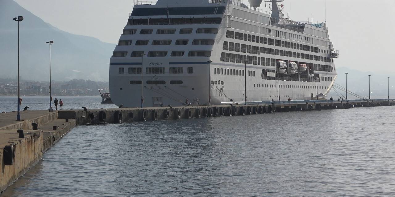 Abd’li 651 Yolcu Ve 392 Personel Taşıyan Kruvaziyer Alanya Limanı’na Demirledi