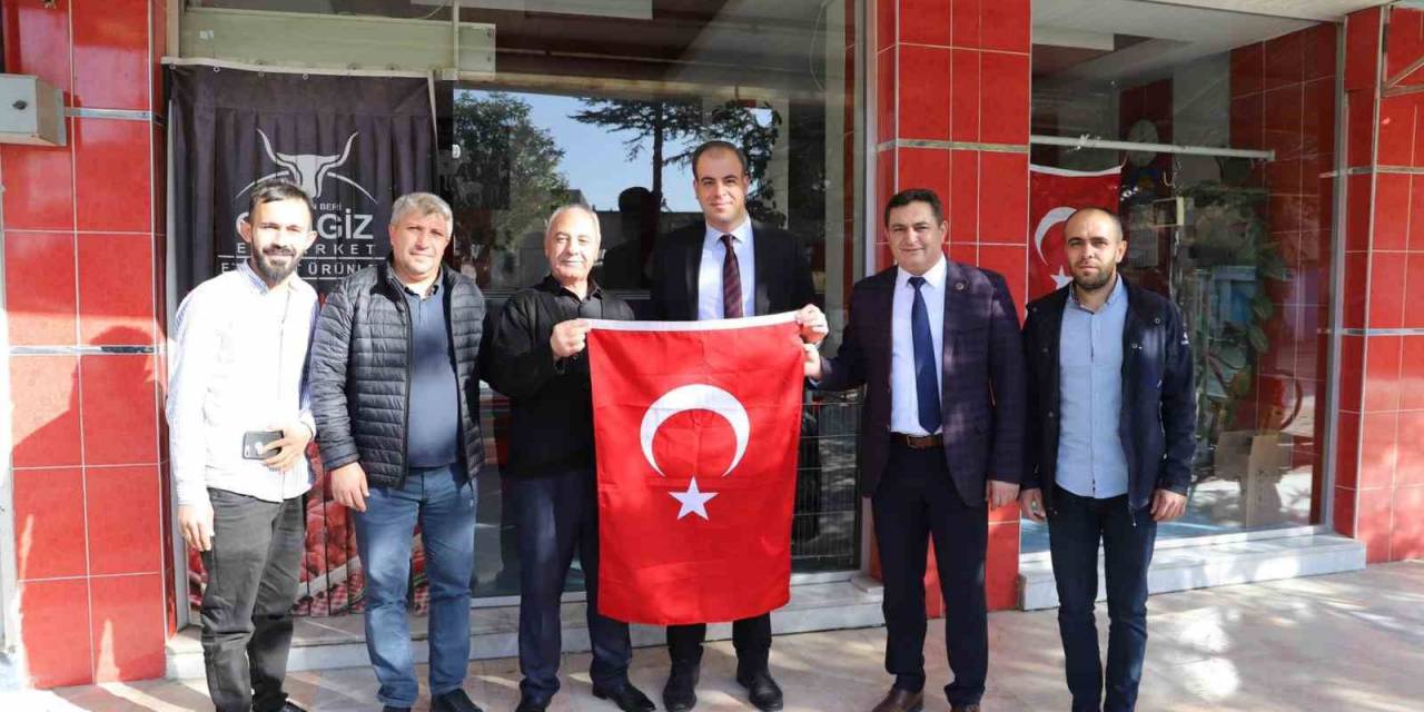 Çobanlar Ve Sandıklı İlçelerinde Esnaflara Türk Bayrağı Hediye Edildi