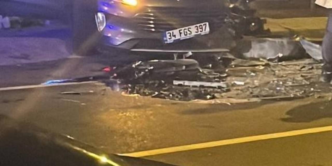 Büyükçekmece’de 2 Araç Kafa Kafaya Çarpıştı, 5 Kişi Yaralandı