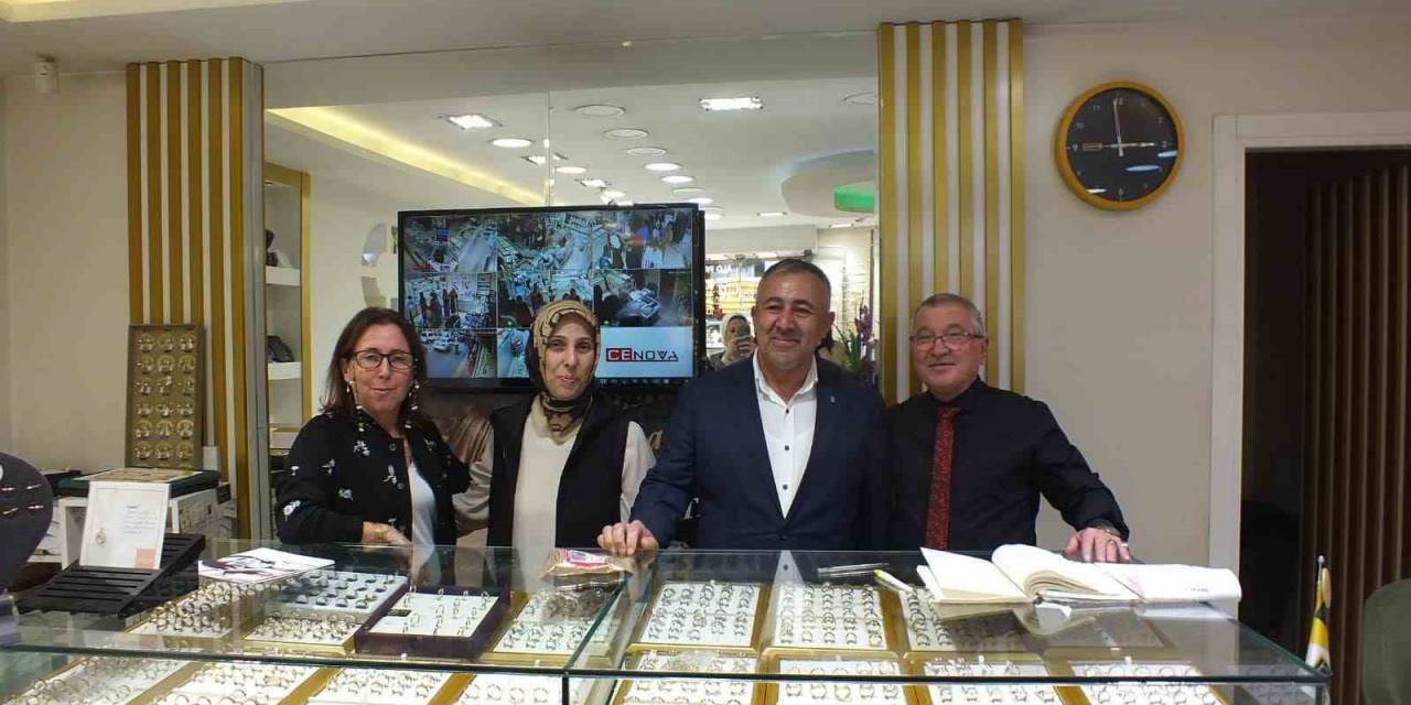 Ak Parti Teşkilatı Esnafa Bayrak Dağıttı