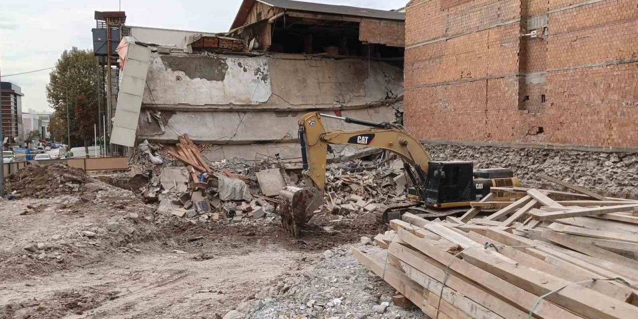 İnşaattaki Hafriyat Çalışması Apartmanda Göçüğe Sebep Oldu