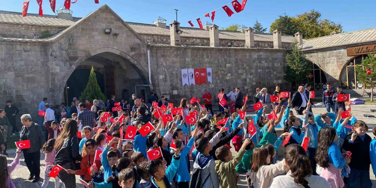 Ulukışla’da Cumhuriyet’in 100. Yıldönümü Festival Havasında Kutlandı