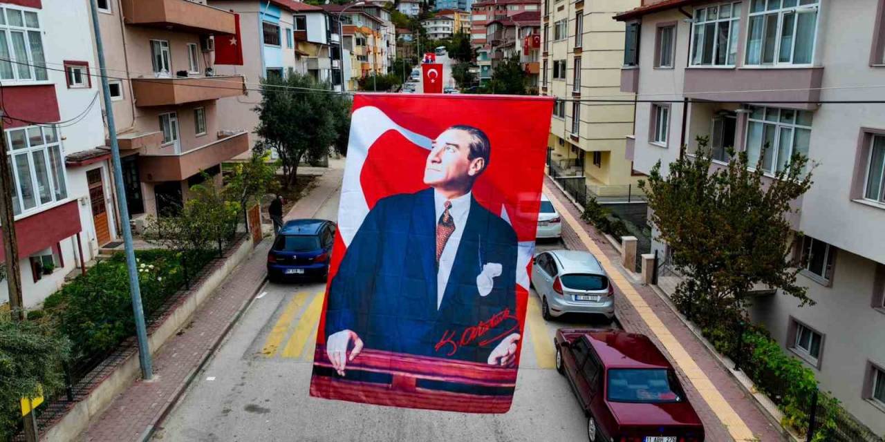 Caddeler, Sokaklar Bayraklarla Donatıldı